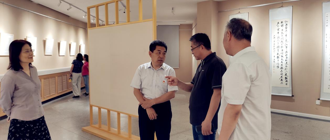 學(xué)校舉辦“革命詩詞里的黨史”主題書法展開展和黨建文化長(zhǎng)廊暨黨建有聲圖書館啟用儀式-圖3