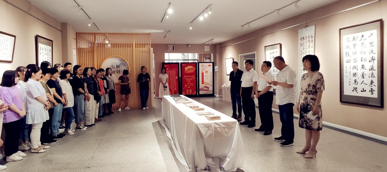 學(xué)校舉辦“革命詩詞里的黨史”主題書法展開展和黨建文化長(zhǎng)廊暨黨建有聲圖書館啟用儀式-圖2