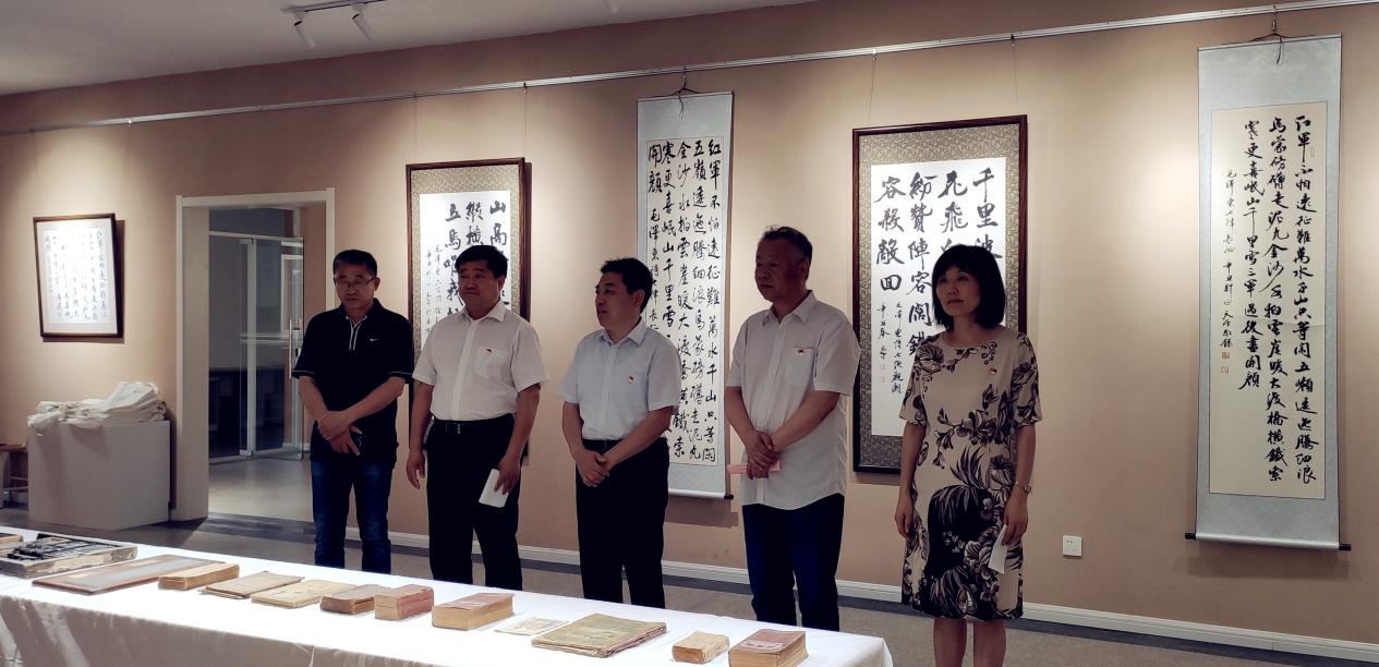 學(xué)校舉辦“革命詩詞里的黨史”主題書法展開展和黨建文化長(zhǎng)廊暨黨建有聲圖書館啟用儀式-圖1